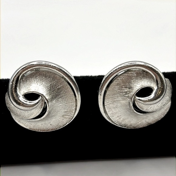 Crown Trifari Estate Silver Matte Silver Plated Clip On Earrings signed - Picture 1 of 10